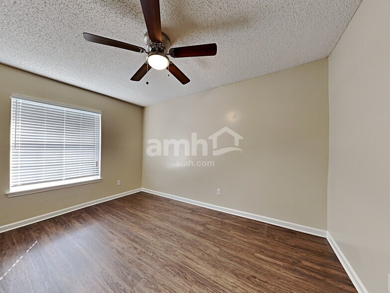 Building Photo - 2562 Glenfield Dr