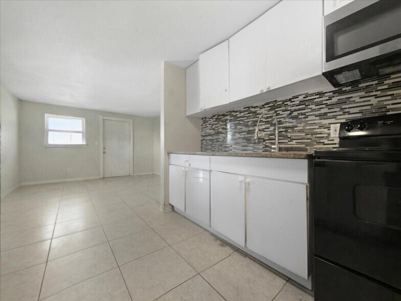 Building Photo - 5406 Sholtz St