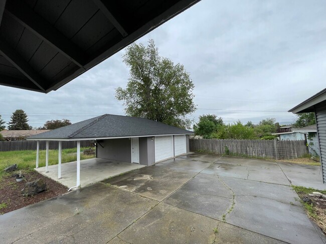 Building Photo - Great Updated Rancher
