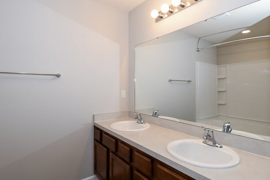 Building Photo - 2150 Tyson Lake Dr