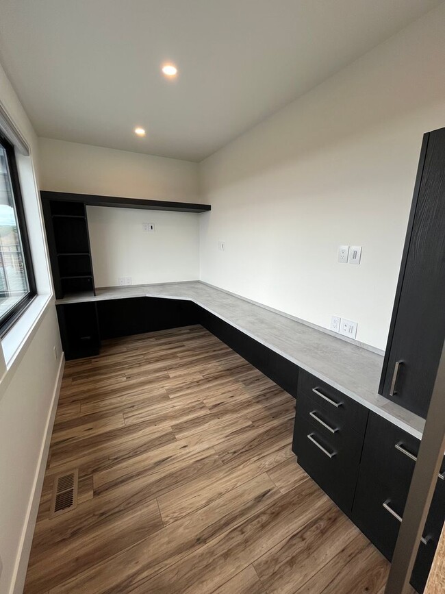 Building Photo - Gorgeous Tetherow 4 Bedroom + Office