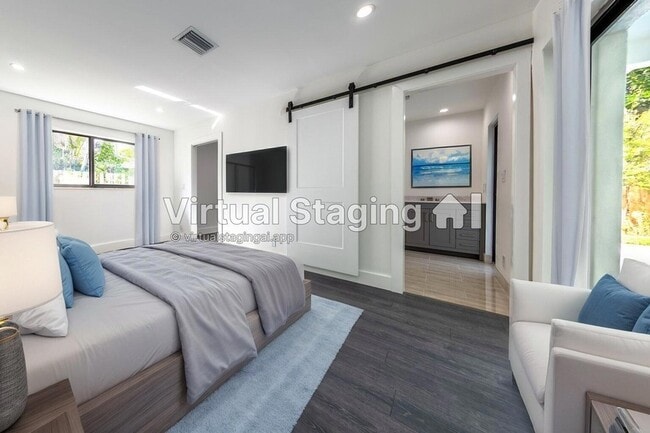 Building Photo - 1001 NW 6th Dr