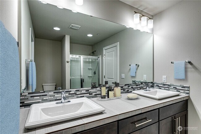 Building Photo - Duplex Style CONDO - 3 Bed 2.5b Bath Fully...