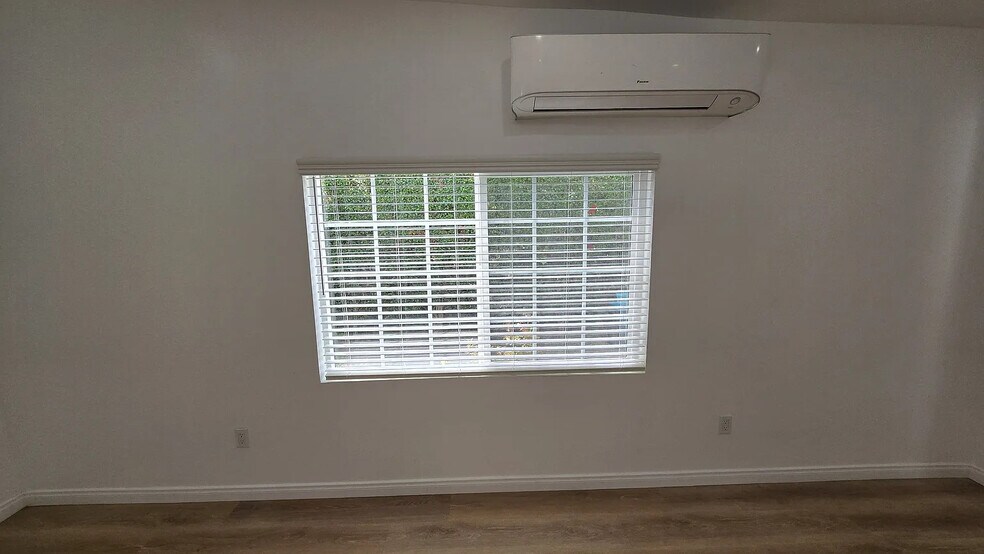 AC - 1041 N Edinburgh Ave