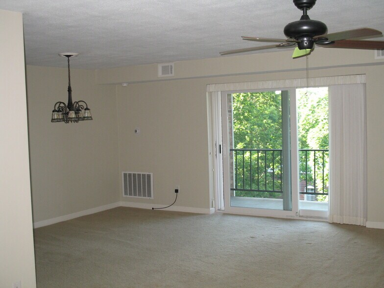Building Photo - 611 Calais Dr