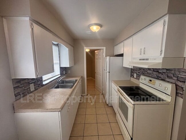 Building Photo - 2437 Chase Ave