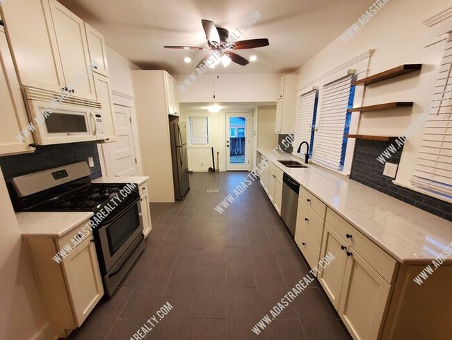 Building Photo - Beautiful Home in West Plaza-Available in AUGUST!!