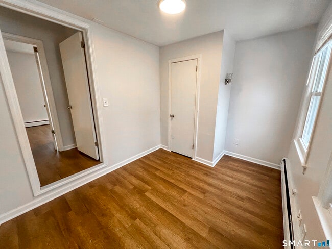 Building Photo - 8 Locust St