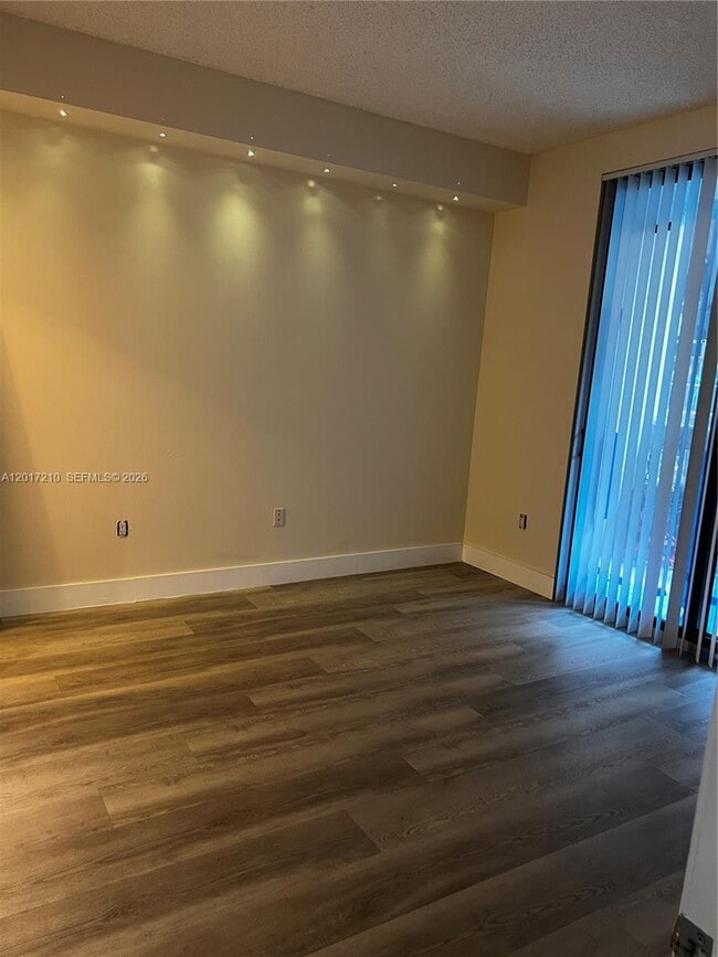 Building Photo - 540 Brickell Key Dr