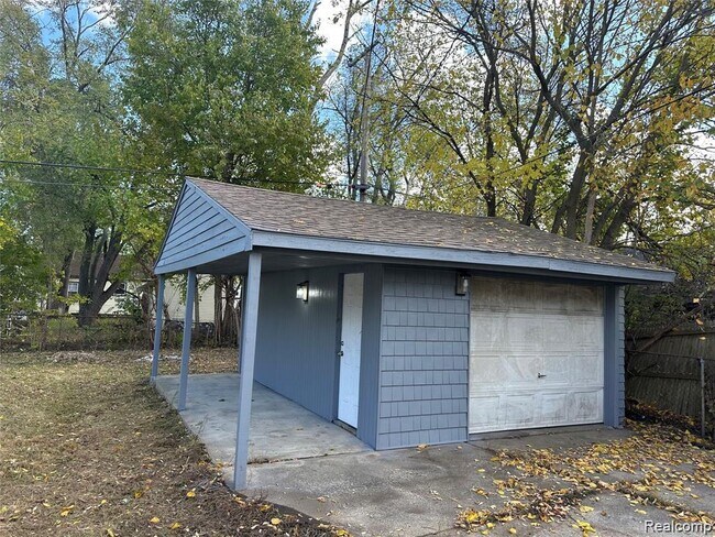 Building Photo - 20084 Greenview Ave