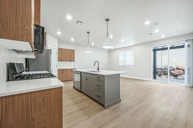 Building Photo - 3983 Razor Dr