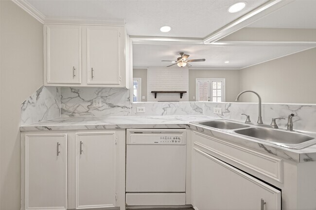 Building Photo - 10738 Briar Forest Dr