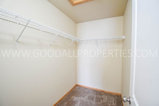 Building Photo - WINTER SPECIAL!! $1425 for a 2 Bedroom, 2.5 Bath Townhome in Urbandale near the walking trails!!!