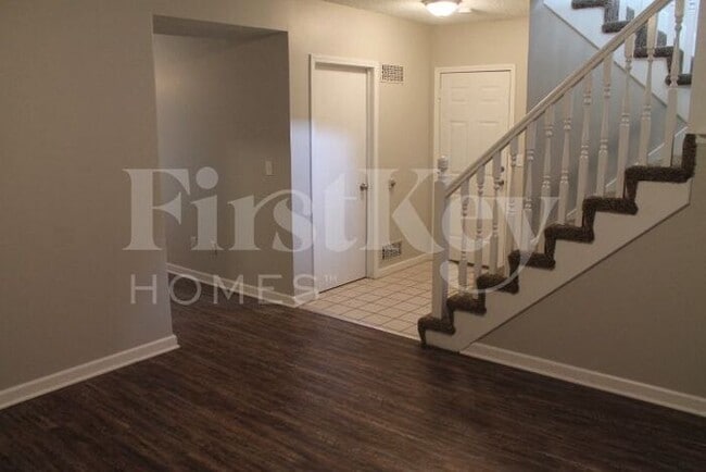 Building Photo - 619 N Crest Dr