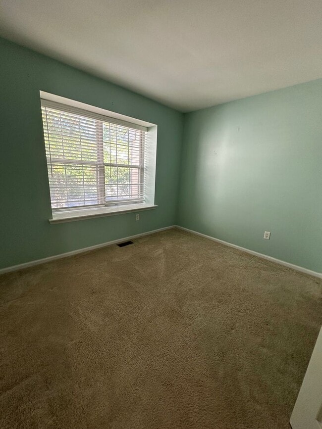 Building Photo - 3BR/2.5BA Townhome with garage