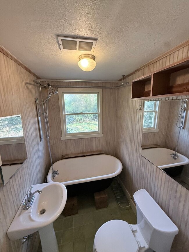 Building Photo - 2 Bedroom / 1 Bath – Available Now West Athens