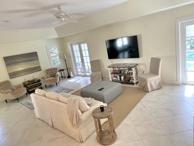 Building Photo - 400 Live Oak Rd