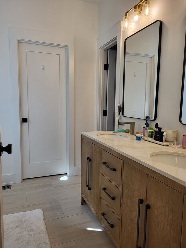 Building Photo - Furnished home in Lincoln Heights