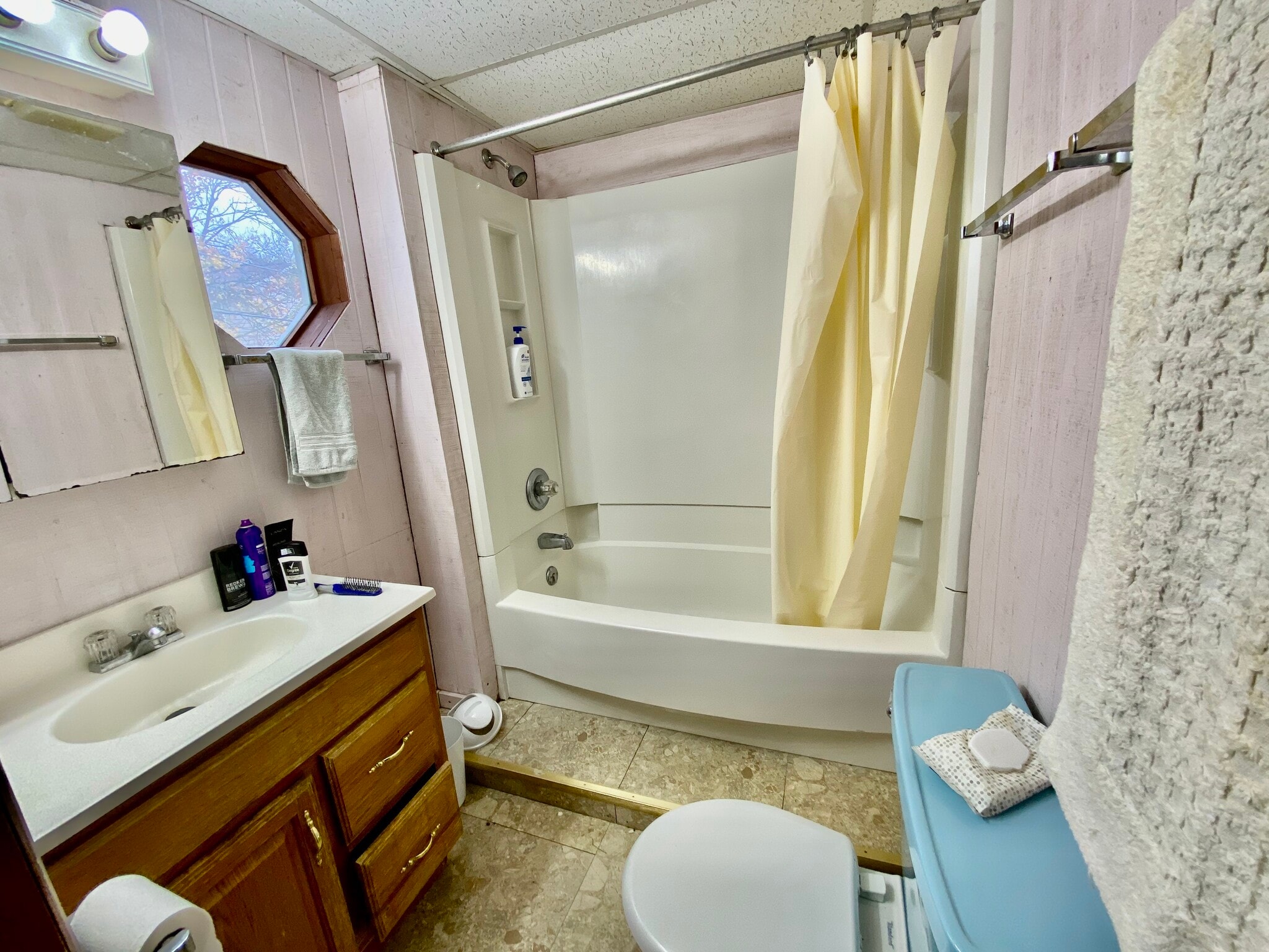 Building Photo - 217 Jones Ave