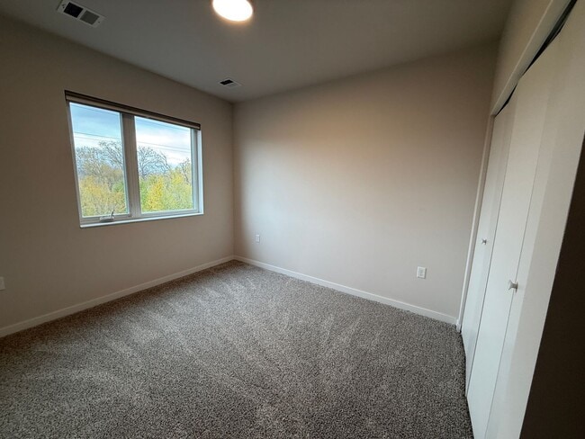 Building Photo - 1104 9th St W