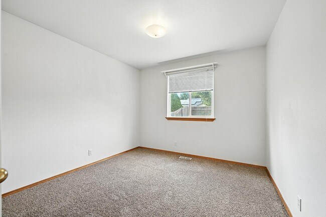 Building Photo - 5827 Orchid Wy S