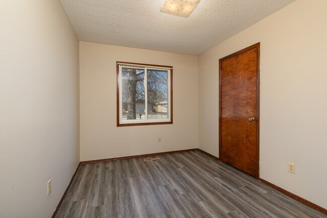 Building Photo - Updated 5 bedroom | 2 bath | 2 car garage | WALK OUT BASEMENT | Fenced backyard | Close to downto...