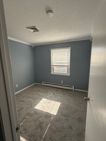 Building Photo - 8 Miles Ave