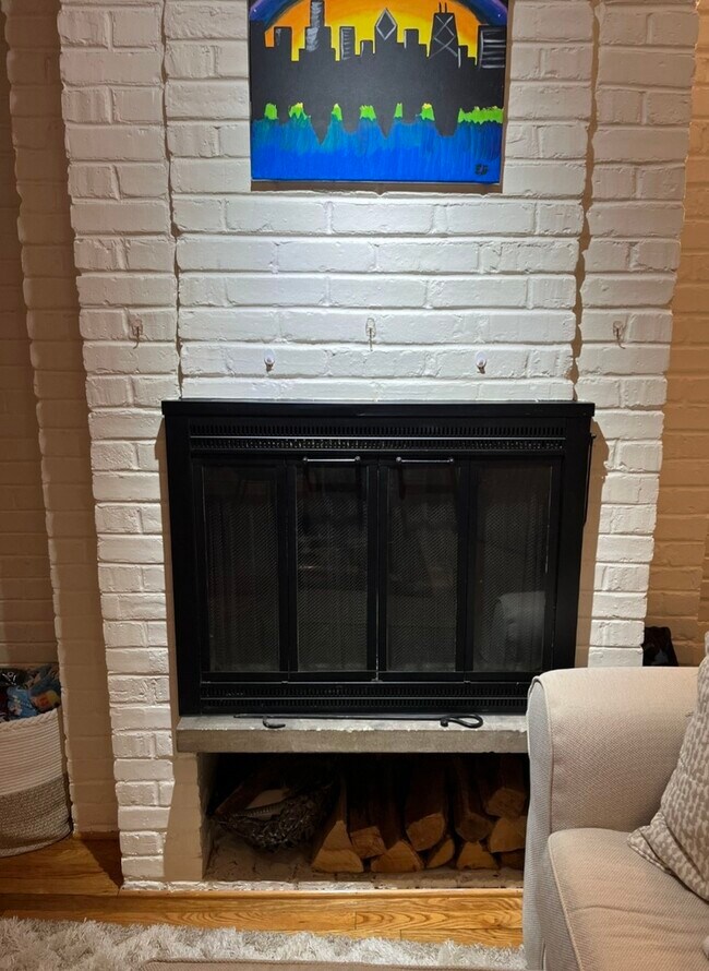 Building Photo - 643 W Barry Ave