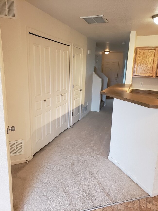 Building Photo - Great looking 2 bed 1.5 bath townhouse nea...