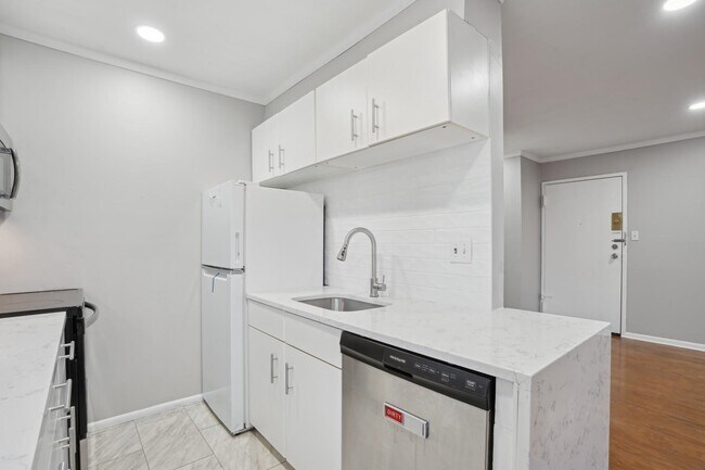 Building Photo - 56 68th St