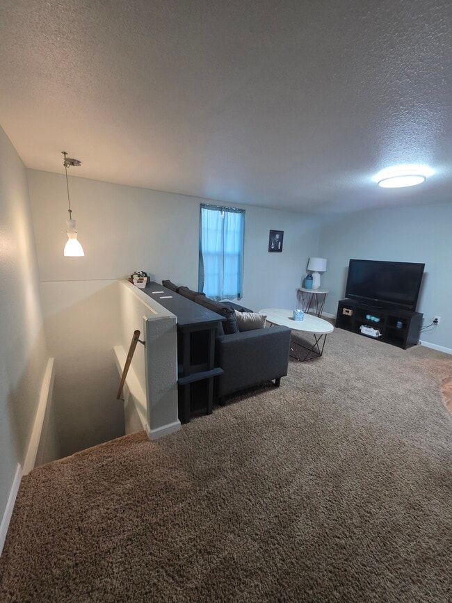 Building Photo - Oasis on F