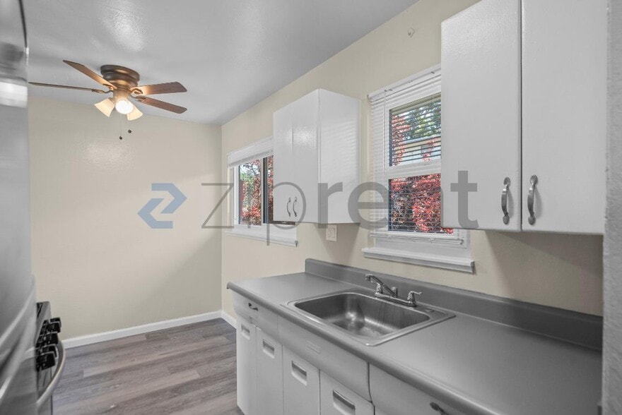 Building Photo - Unit 204