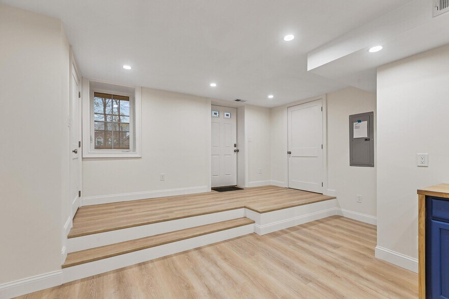 Building Photo - 14 Newell Rd