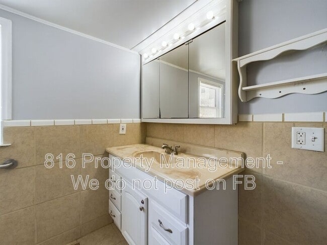 Building Photo - 1127 S Hocker Dr