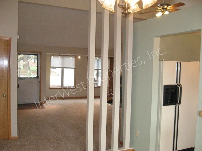 Building Photo - 3 Bed 2 Bath Beaverton Home with big backyard, storage shed, A/C and fireplace!!