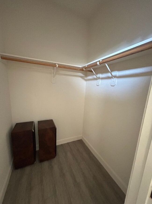 Building Photo - 2614 W Oakridge Ave