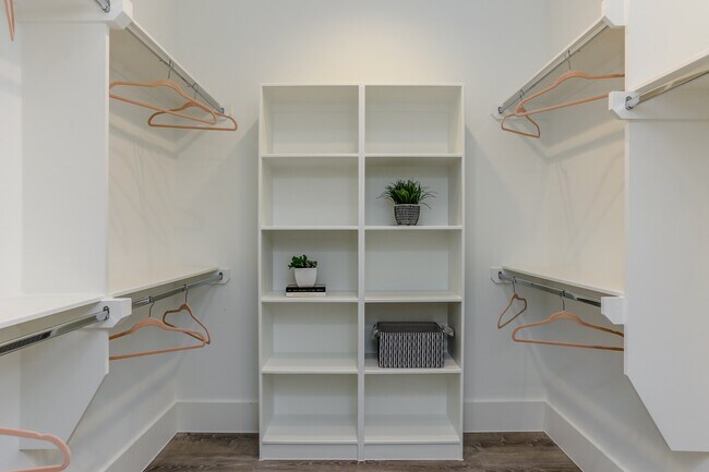 Building Photo - 3404 Saltus St