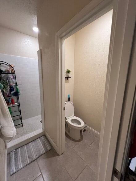 Building Photo - 432 Noble Dr