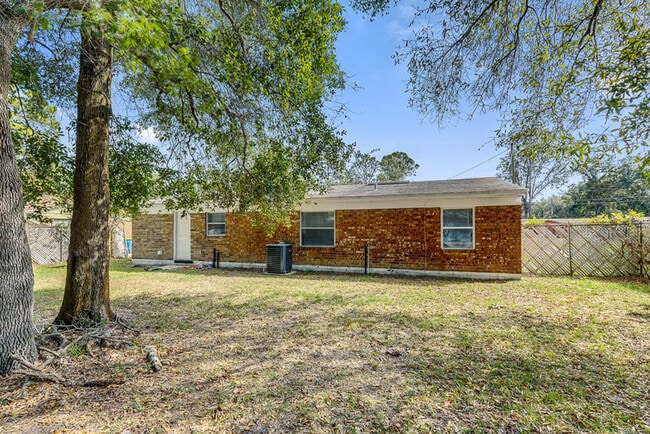 Building Photo - 11034 Key Haven Blvd