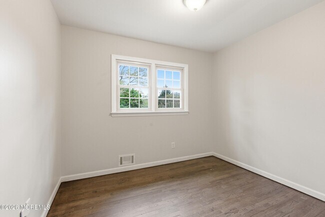 Building Photo - 536 River Dr