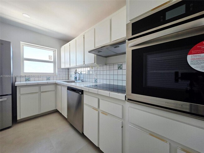 Building Photo - 245 18th St