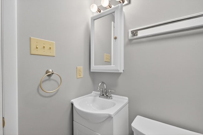Building Photo - 2 Bedroom in New Castle