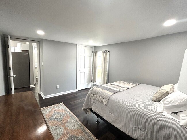 Building Photo - 512 S 6th St