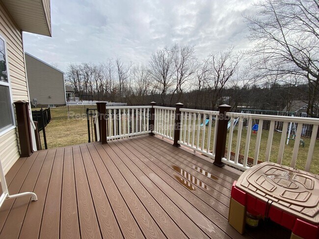 Building Photo - 449 Beech Dr