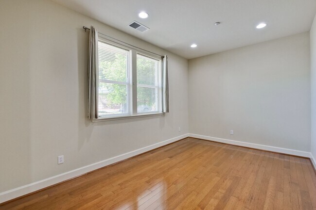 Building Photo - Excellent 4 Bed 2.5 Bath Town Home!