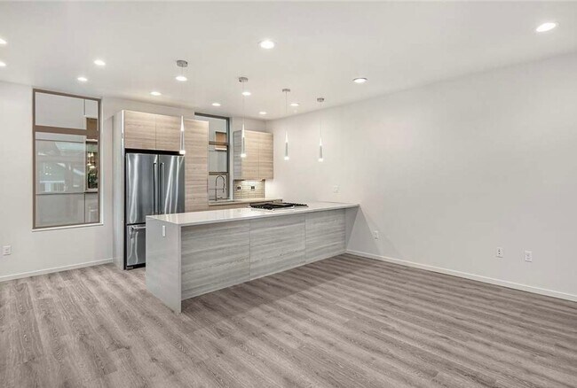 Building Photo - Sophisticated 3 Bedroom Townhome
