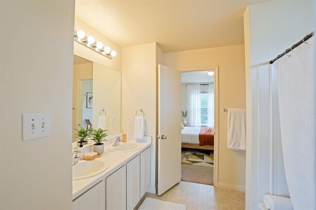 Building Photo - 714 Lavaca Loop