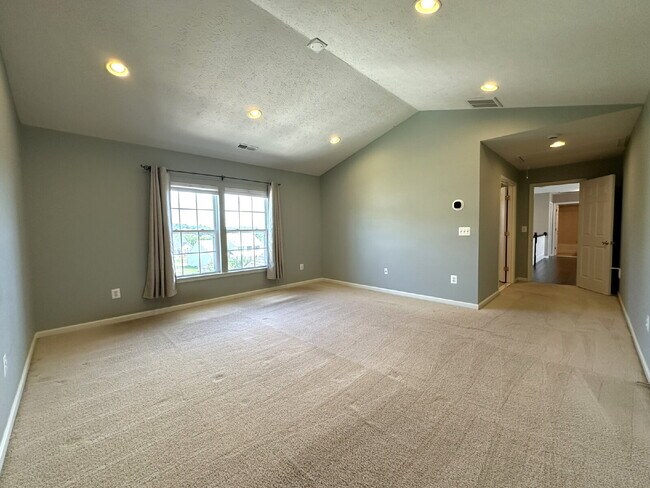 Building Photo - Gorgeous 6-Bedroom 3.5-Bath Colonial in Ma...