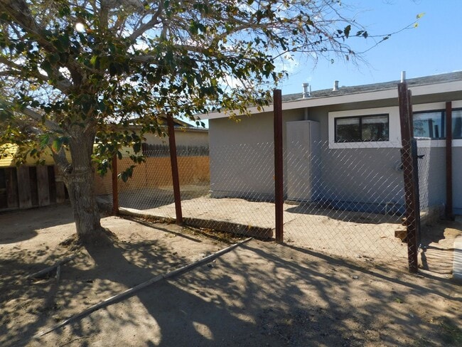 Building Photo - Attractive House. Huge backyard