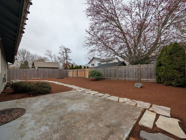 Building Photo - Beautiful 3-Bedroom, 2-Bath Home With fenced yard!